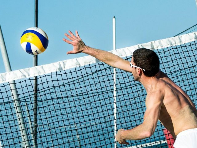 Racchettone e beach volley in spiaggia servono davvero per la forma fisica?